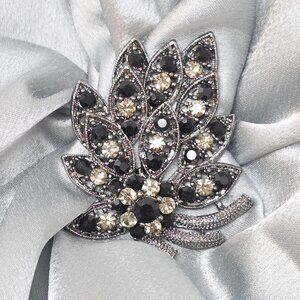 🔥New On Trend Jet  & Crystal Cluster Pin